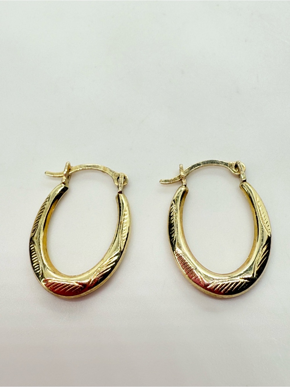 Vintage 10K Yellow Gold Oval Hoop Earrings Textured Diamond-Cut Design!